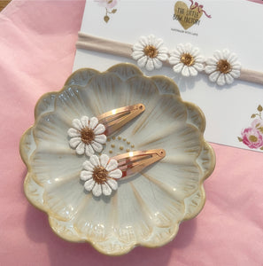 Neutral and bronze dainty lace daisy